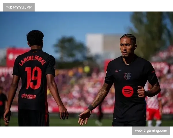 亚马尔热恋升温女友妮基妮可现身看台助阵巴萨对战赫罗纳